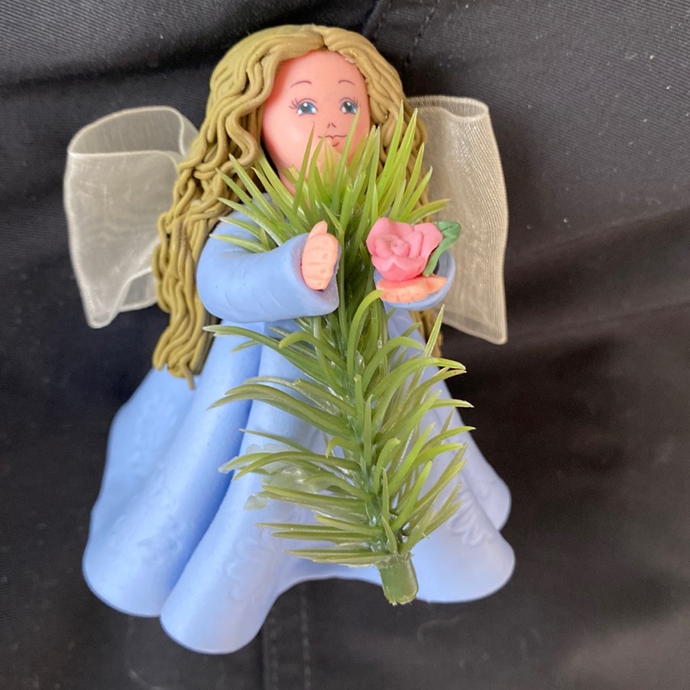 Kneeded Angels “I Love You” Figurine 6403